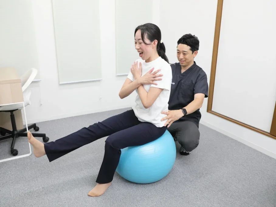 バランスボールを使った運動療法の様子